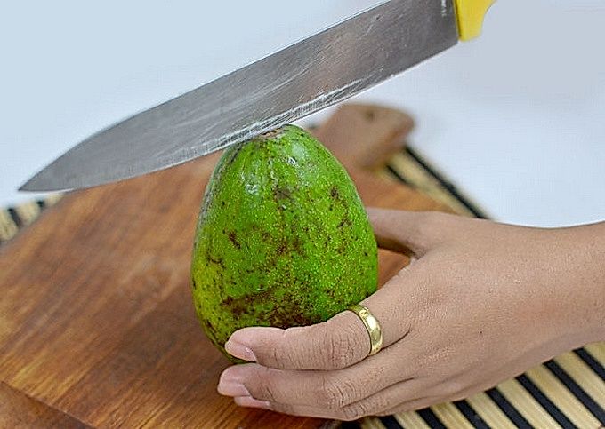 Como descascar um abacate