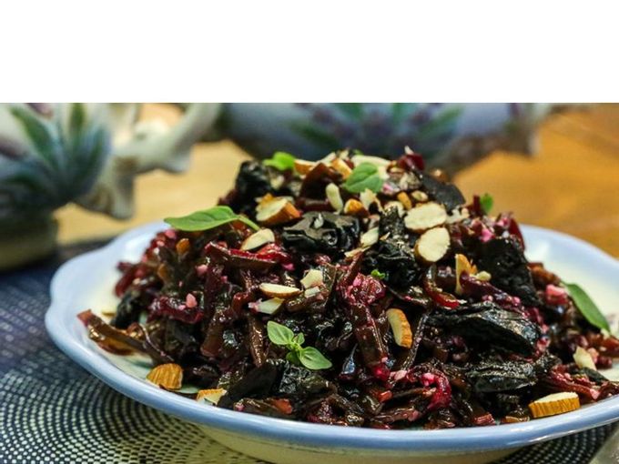 Salad with seaweed and beetroot