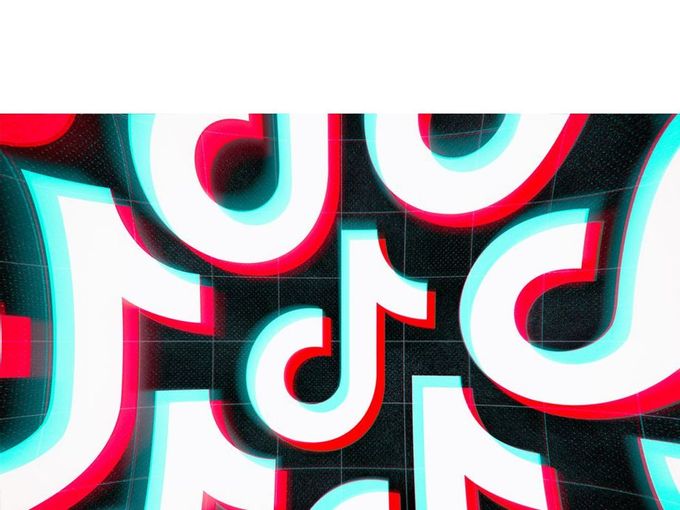 在深色背景下镶嵌 TikTok 徽标。