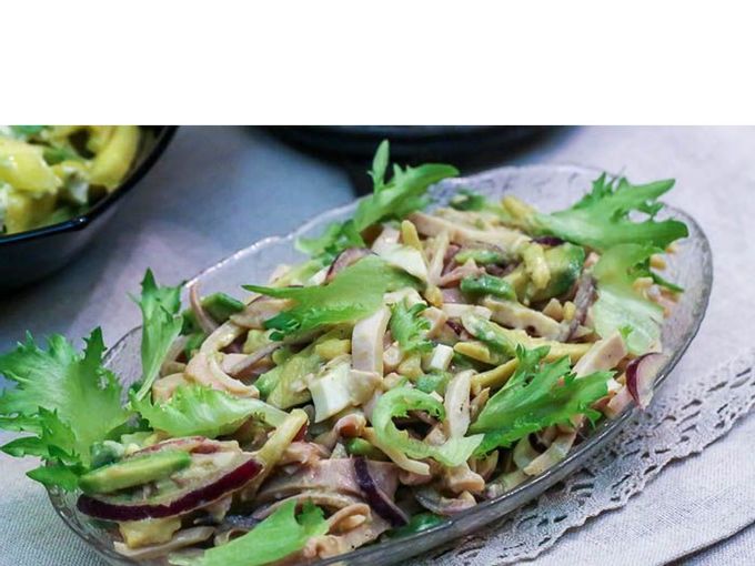 Inktvissalade met avocado en ei. Recept foto