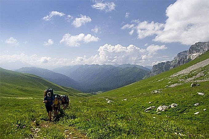 ¿Cómo entrenar antes de hacer senderismo en la montaña?