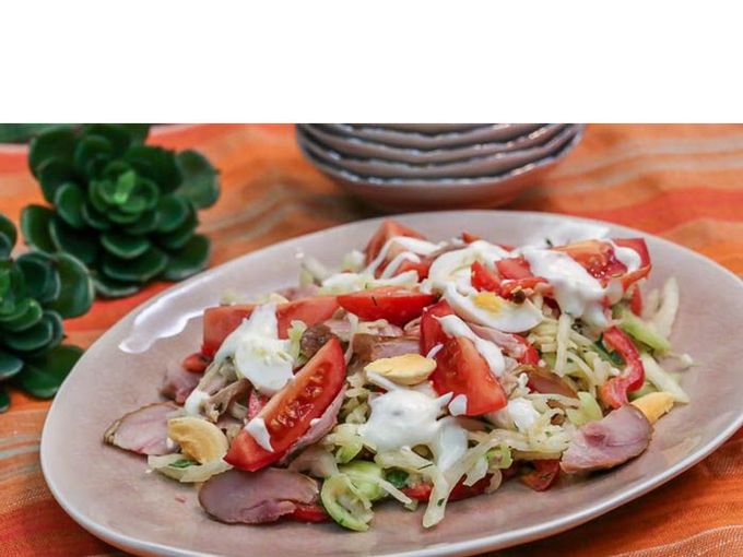 Salade van gerookte kip en kool. Recept foto