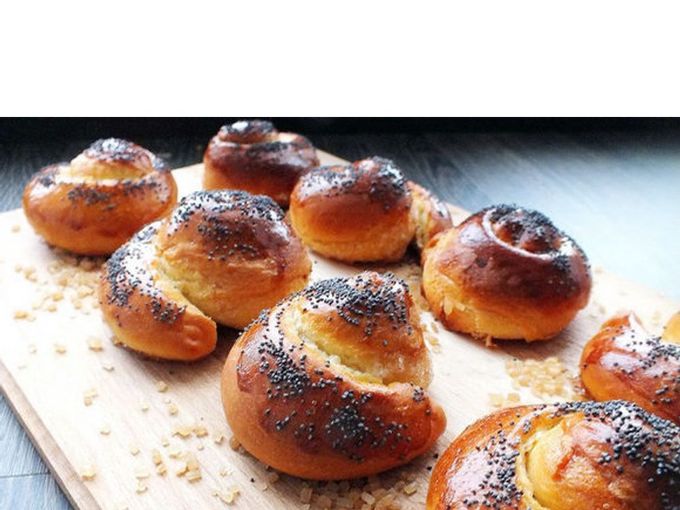 Buns with poppy seeds in the oven