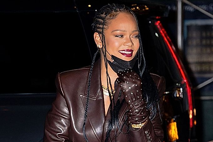 名人街头风格：蕾哈娜 (Rihanna) 身着透视裤和皮夹克在纽约