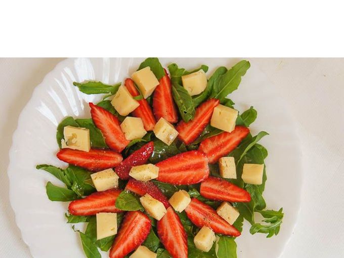 Arugula salad with strawberries and cheese