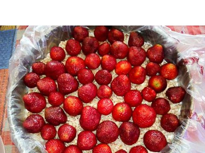 Strawberry dessert with jelly, cottage cheese and almond crumbs, Step 06