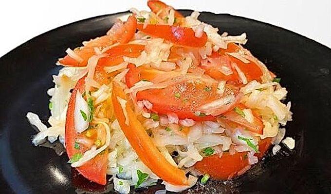 Lahana ve domates salatası. Taze bahar sebze salataları için 8 tarif