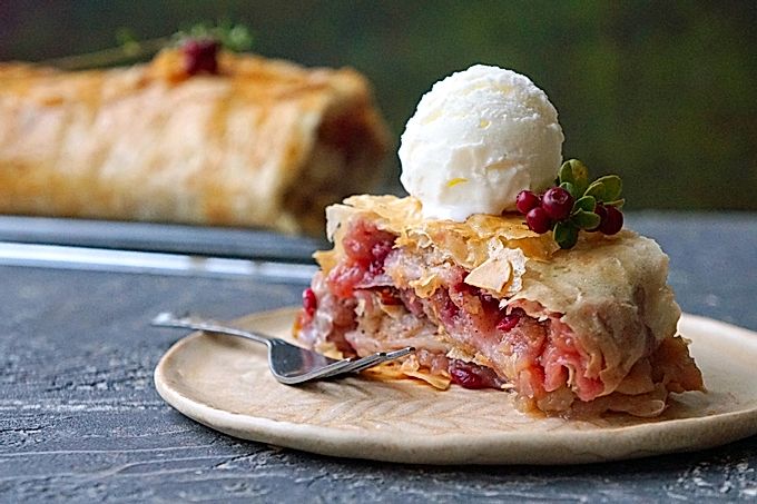 Quick strudel with filo dough lingonberry