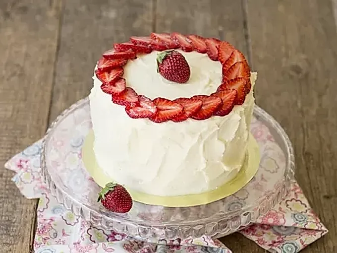 如何用草莓装饰蛋糕