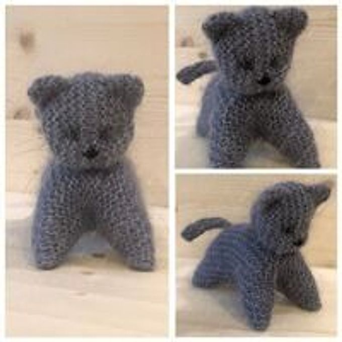 Knitted cat