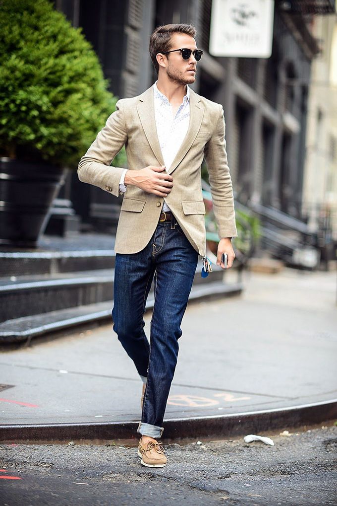 The combination of a sports jacket with a tailored shirt and a classic cut of jeans is suitable not only for leisure, but also for a work wardrobe.