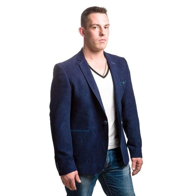 In a set for a T-shirt, it is optimal to choose a moderately restrained and fitted jacket, the most organic are jeans of a classic cut