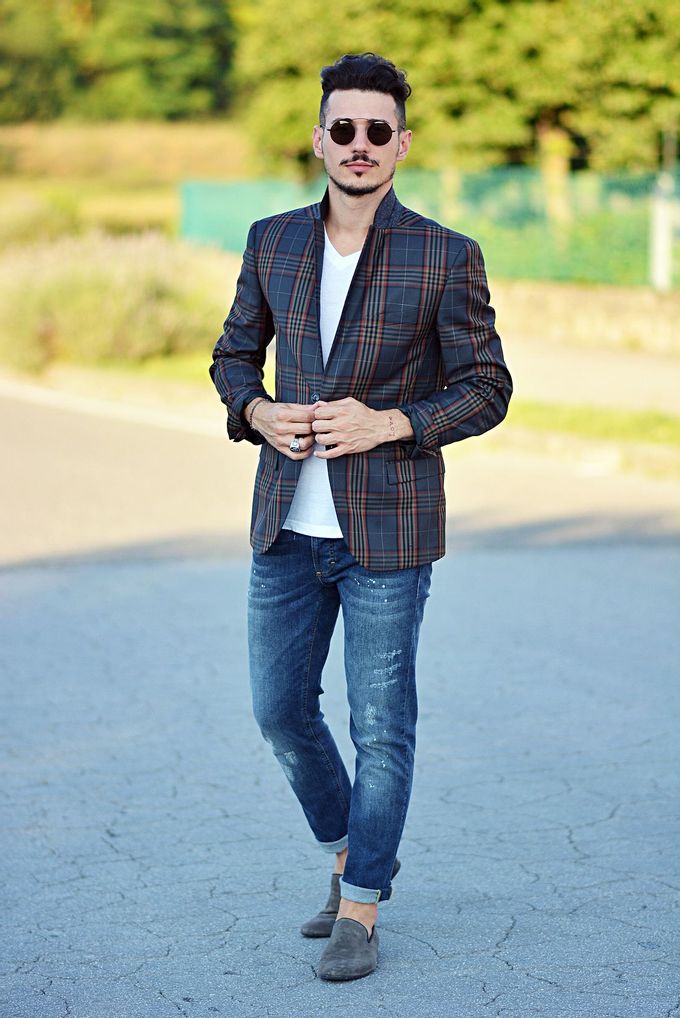 A striking smart casual set consisting of a multicolored check-print blazer, a concise T-shirt and distressed jeans