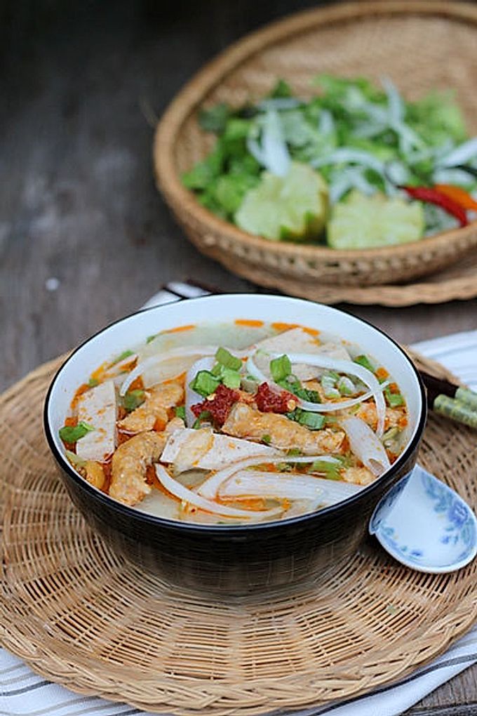 Sopa com macarrão de arroz, porco e camarão