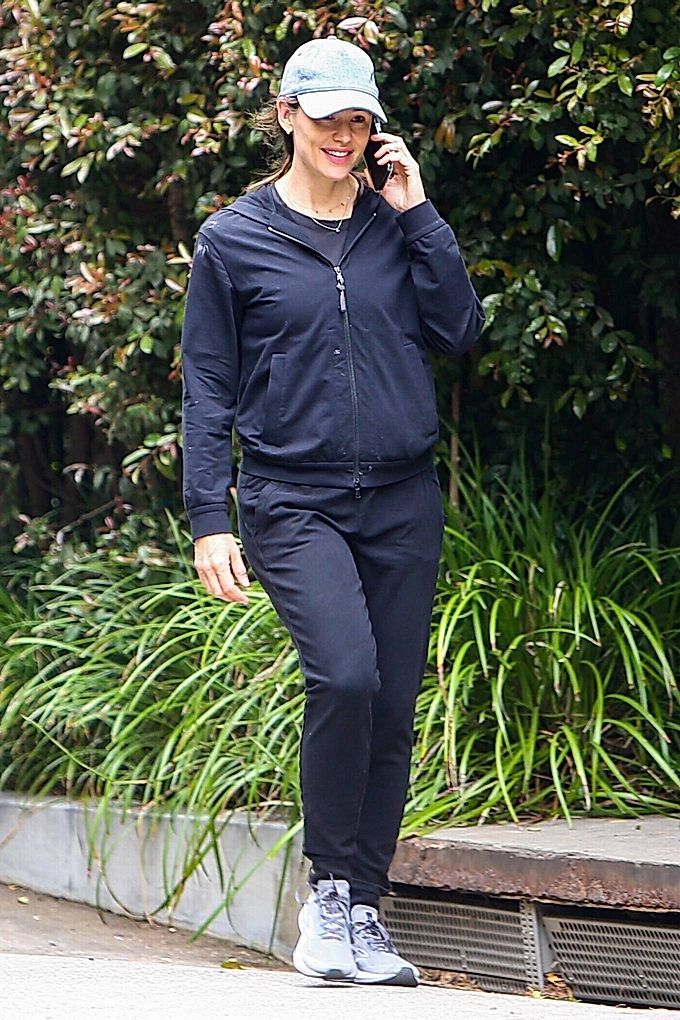 Jennifer Garner - morning walk through her Brentwood neighborhood