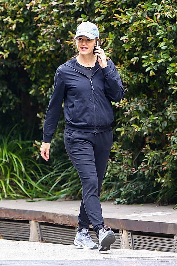 Jennifer Garner 2021: Jennifer Garner - morning walk through her Brentwood neighborhood-05