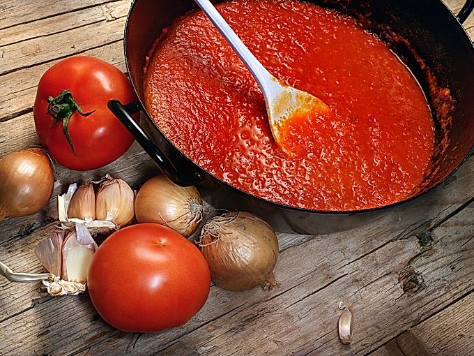 For spicy lovers: preparing tomato sauce