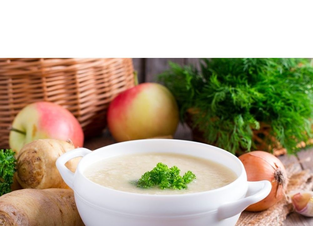 Creamy parsnip soup with apples