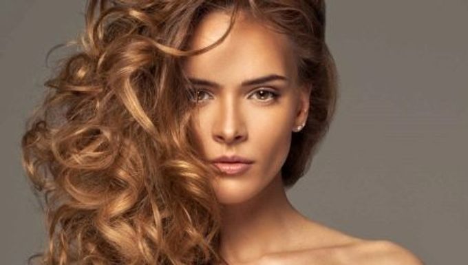 Golden brown hair color: what does it look like and who suits it?