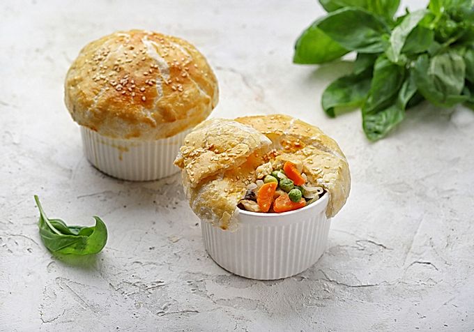 Closed pie with chicken and vegetables