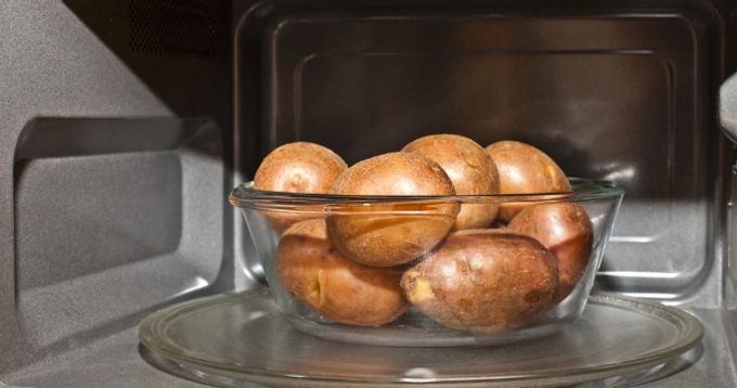 Hoe kook je snel, gemakkelijk en erg lekker aardappelen in de magnetron?