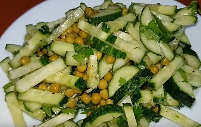 Salade met groene erwten in blik. 9 heerlijke recepten