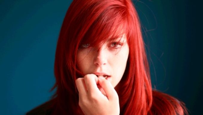 Червено-червен цвят на косата: кой подхожда и как правилно да боядисаме къдрици?