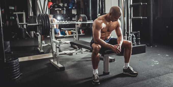 Ten trening na klatkę piersiową i triceps obiecuje ogromny rozwój mięśni