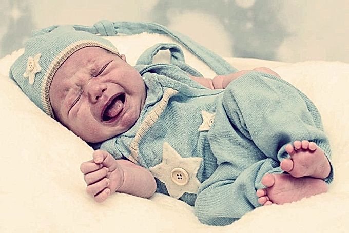 落ち着きのない赤ちゃん：理由と何をすべきか