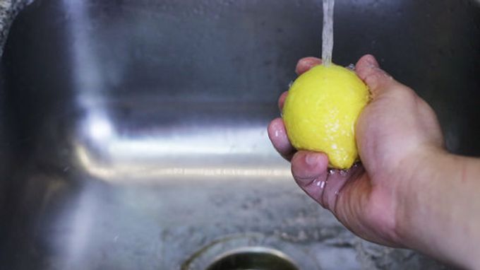 what-happens-if-you-eat-lemon-every-day-the-benefits-and-harms-of