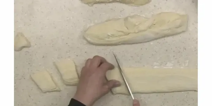 Having rolled out the dough into a tourniquet and flattening it, cut the tourniquet into small diamond-shaped cakes.