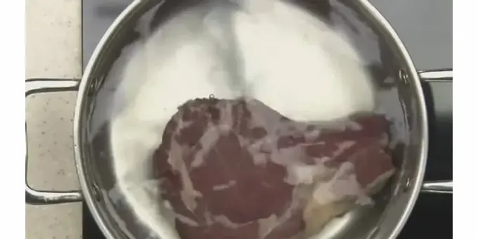 Without cutting the meat into pieces, send it to a pot of cold water and set to boil.