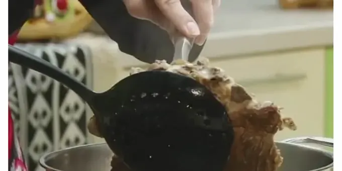 We take out the finished meat from the broth.