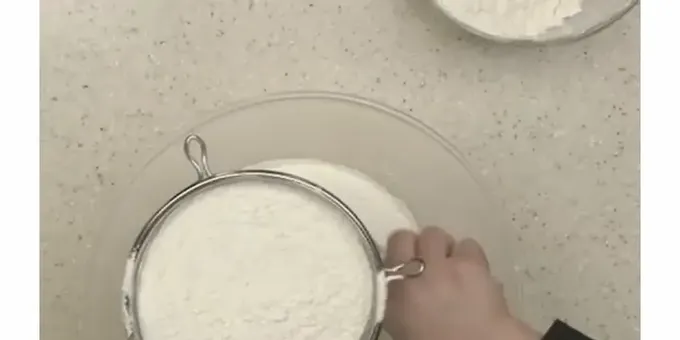 Having beaten an egg into kefir and adding salt, we gradually introduce flour into it.