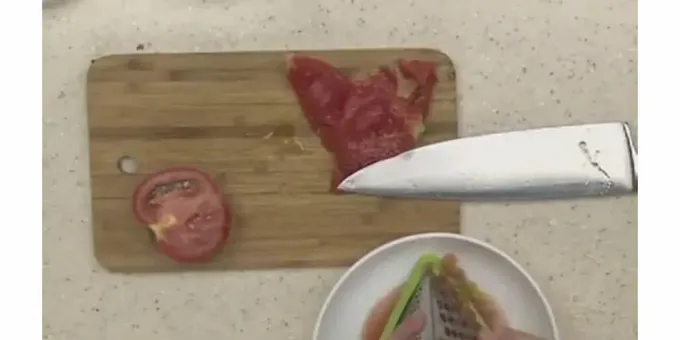 The Dagestan dish khinkali requires also preparing a tomato-based sauce.