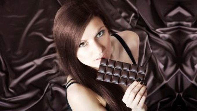 Dark chocolate hair color: what does it look like, who suits it and how to get it?