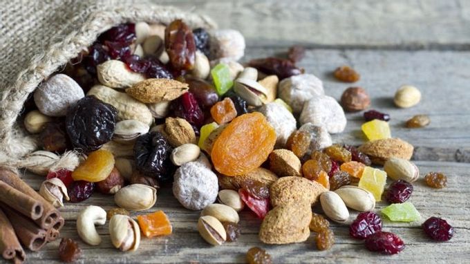 Food for parrots: types and features of selection