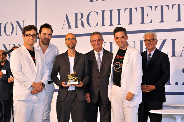 From left to right: Alfredo Brillembourg, Iwan Baan, Justin McGuirk, Lorenzo Ornaghi, Minister of Cultural Heritage and Activities, Hubert Klumpner, Paolo Baratta, President of la Biennale di Venezia. Photography Giorgio Zucchiatti. Courtesy of la Biennale di Venezia