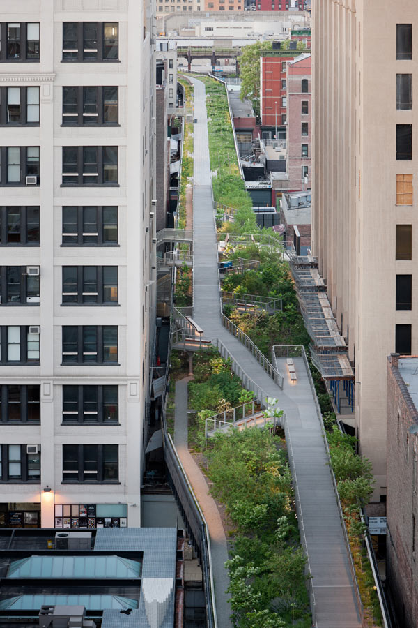 Falcone Flyover, an elevated pathway passes between historic warehouse buildings, between West 25th and West 27th Streets, looking North  ©Iwan Baan, 2011