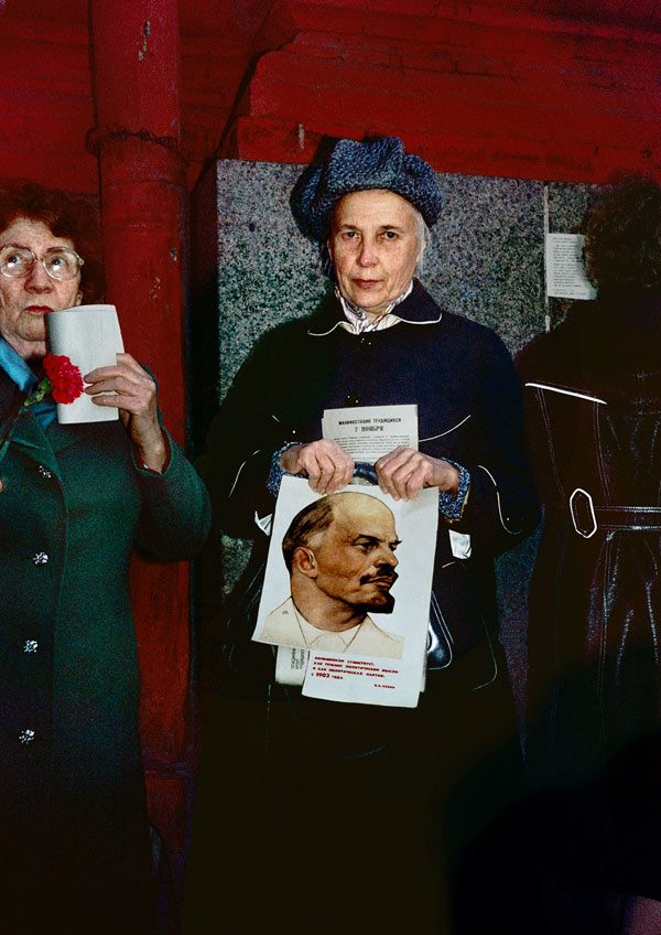 13/10/1991, Moscow, Russia. People gather in front of the Lenin Museum.