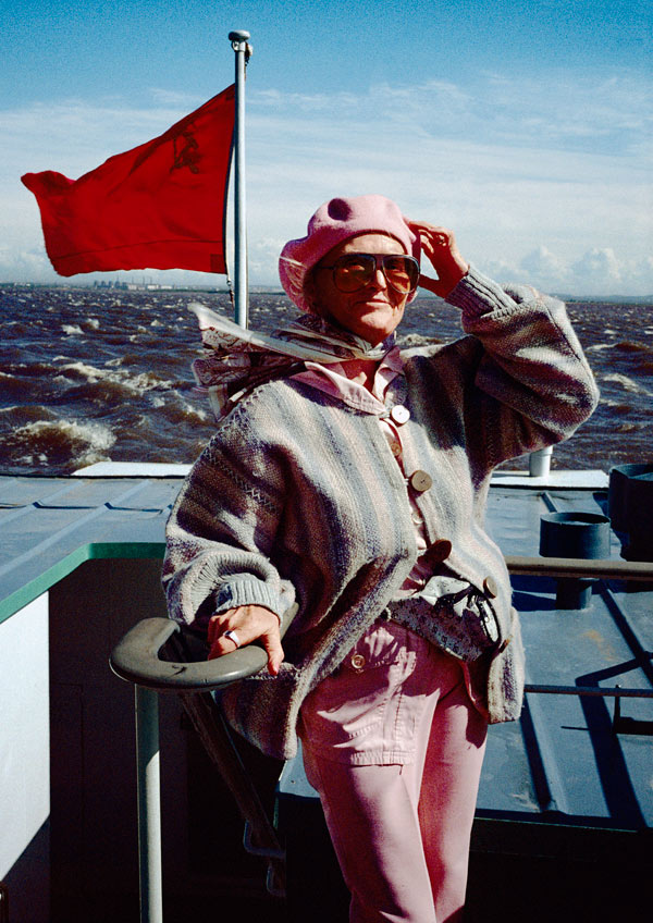 25/05/1991, Habarovsk, Russian SFSR. Nadia, an emigrant from Estonia to the United States is on a sightseeing tour boat on the Amur river. Beforehand, she had met with relatives deep in the Estonian forest to avoid surveillance by the KGB.