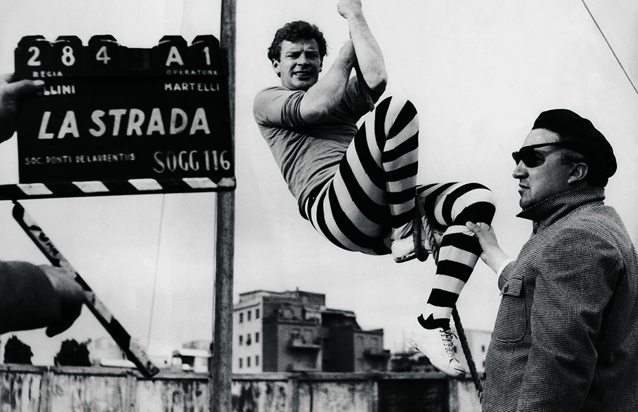 Photo_The Kobal Collection_On the set of "La strada" (1954)