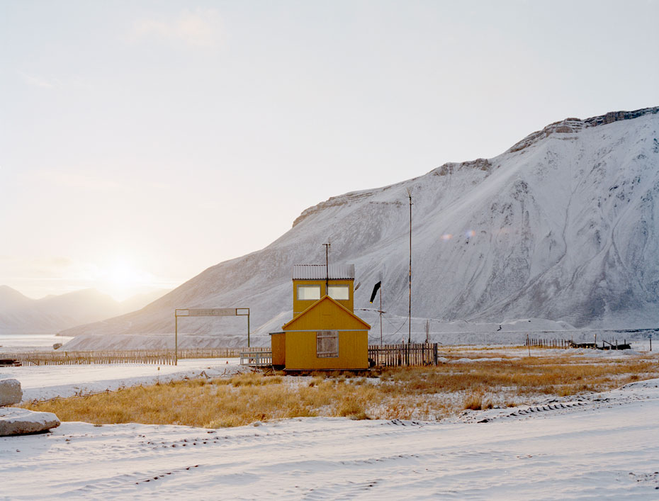 pyramiden_yellowhouse_still- No-Void-port