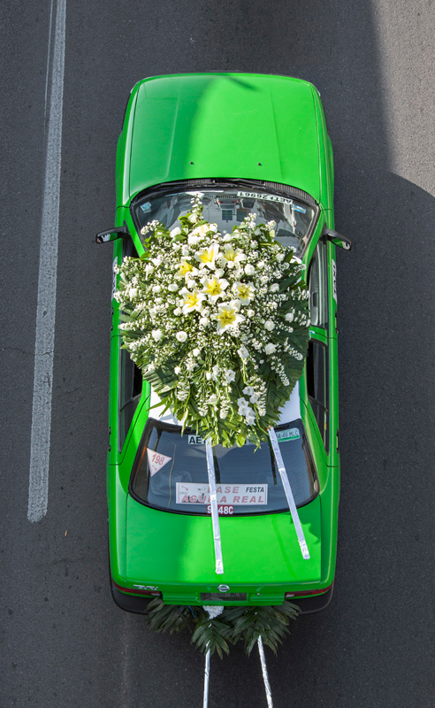 Alejandro Cartagena: Urban Transportation Photo Essay Image 1, car with flowers on top