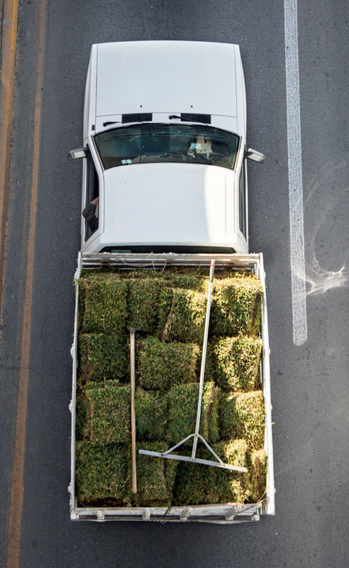 Alejandro Cartagena: Urban Transportation Photo Essay Image 5, trick with boxes of veg