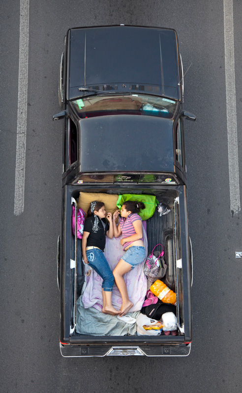 Alejandro Cartagena: Urban Transportation Photo Essay Image 11, women sleeping in the flatbed of a truck