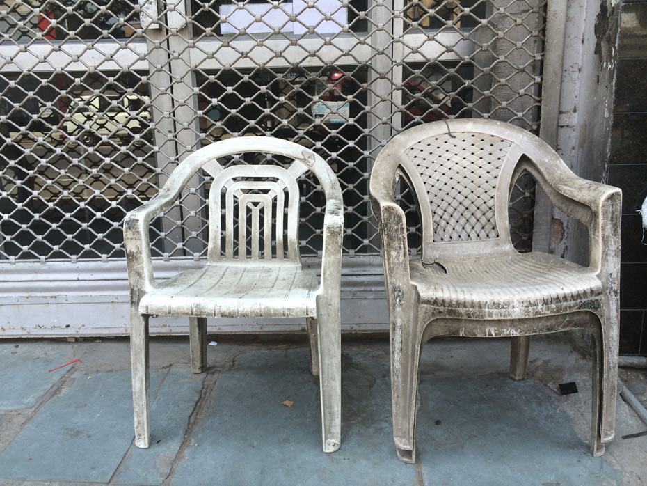 white-plastic-chairs-photo-ally-capellino-