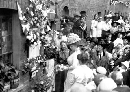 Queen-Mary-visits-Hackney-flower-shrine,-1916