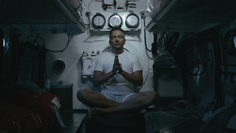 The second film in Ancarani's The Malady of Iron series, Piattaforma Luna (Moon Platform), follows the day-to-day existence of six deep sea scuba divers in a hyperbaric chamber 100 metres below sea level