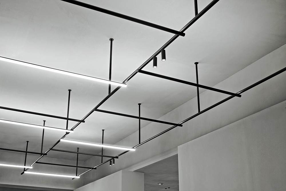 ‘Infra-Structure’ uses FLOS’s innovative magnetic system  to allow an endless configuration of spotlights, lamps and ceiling facing strip lights